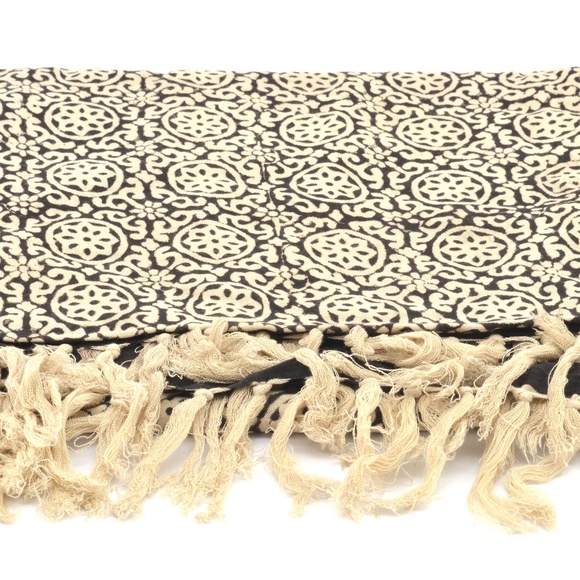 ArtStudio Fringe Scarf: Flower Design I Black - Picture 4 of 5